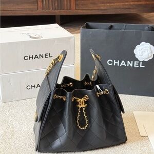 <AUTHENTIC>Chanel Black Quilted Shoulder Bag with Gold Chain